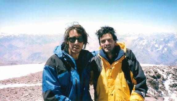 Com o Haroldo, extenuados, no cume do Aconcágua, a montanha mais alta das Américas, no oeste da Argentina (temporada de 1998/99)